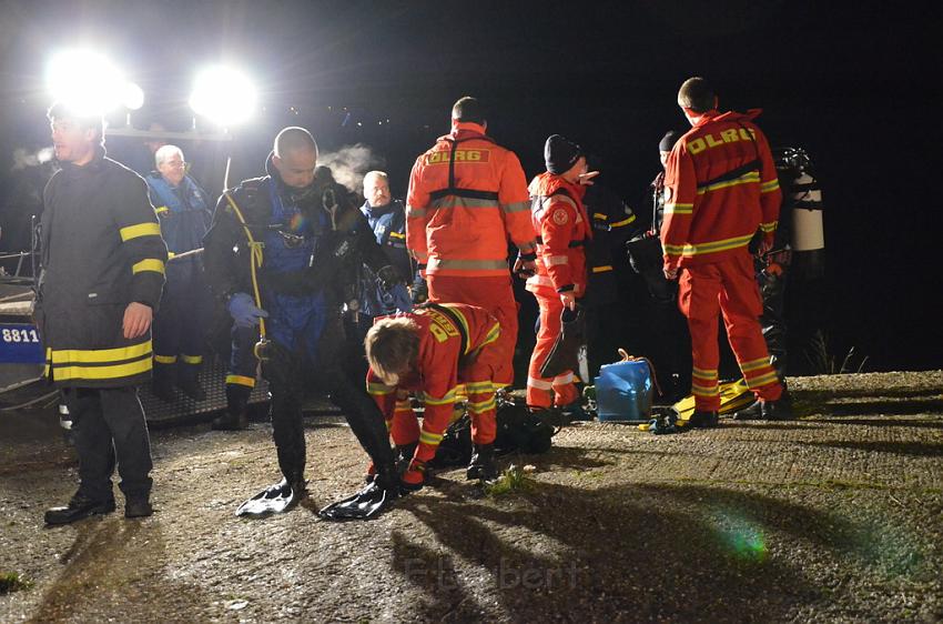 Einsatz BF Koeln PKW im Rhein Mondorf Hersel P070.JPG